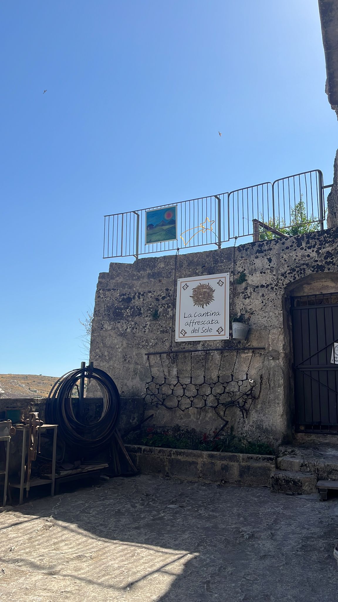 Al momento stai visualizzando Un incontro di arte e armonia: Giuseppe Siniscalchi alla Cantina Affrescata del Sole